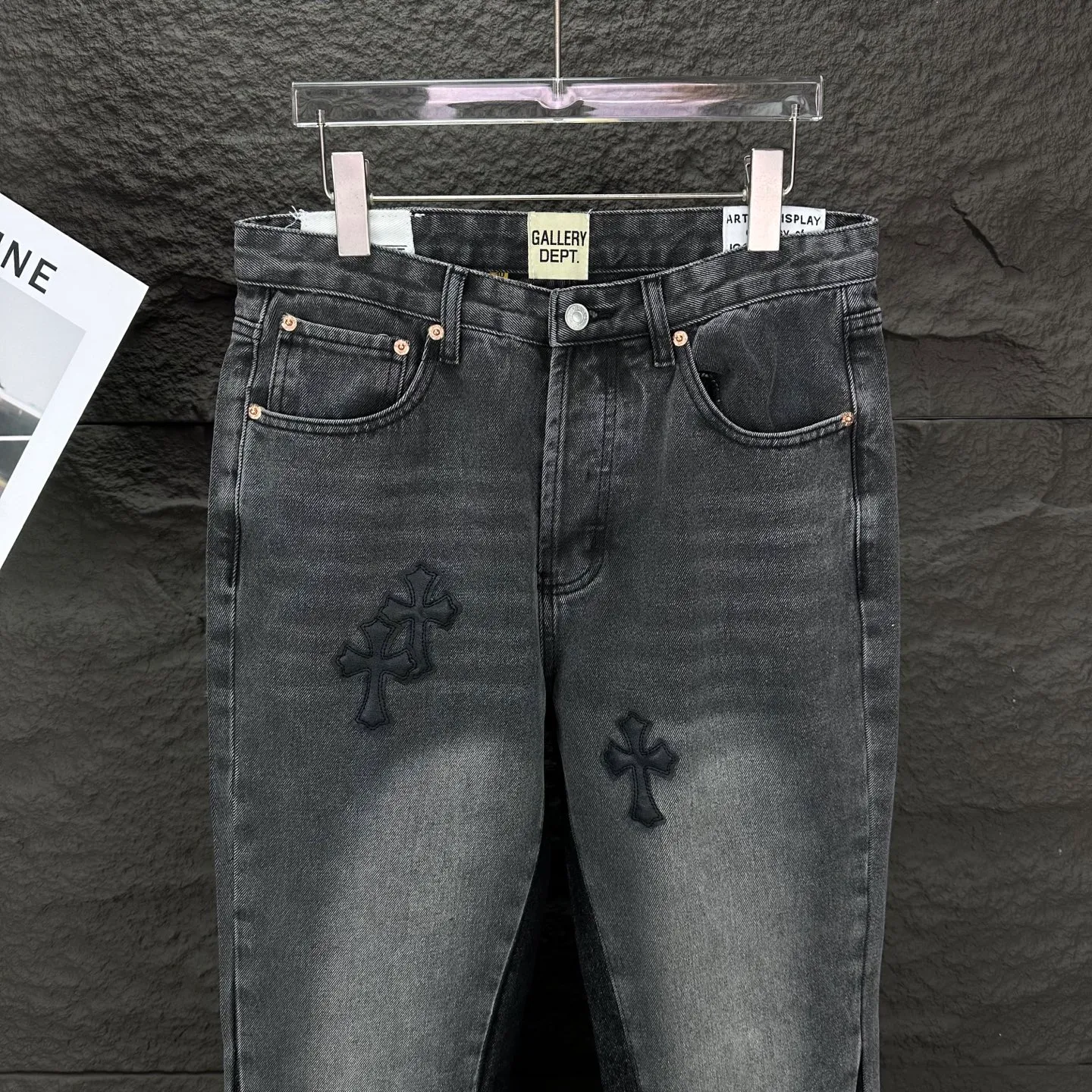 P270 GALLERY DEPT. Co-branded 2025 new style spliced ​​multiple cross-over leather couples style loose washed flared jeans 🔥High version🔥High version🔥 Top ceiling quality Styles with different washed textures are very friendly to people with thin legs and thick legs. The straight version is very flattering to the leg shape. Moderate length that never goes out of style, easy to match with casually, basic styling for various styles, a must-have in the wardrobe! The fabric is stiff but also makes the upper body soft without losing texture. The washing process is even more perfect. It is a must-have item for everyone! ! ! Washed wheat, hang tag, pants label, complete with three labels Color: washed black Size: 28, 30, 32, 34, 36 (five sizes)